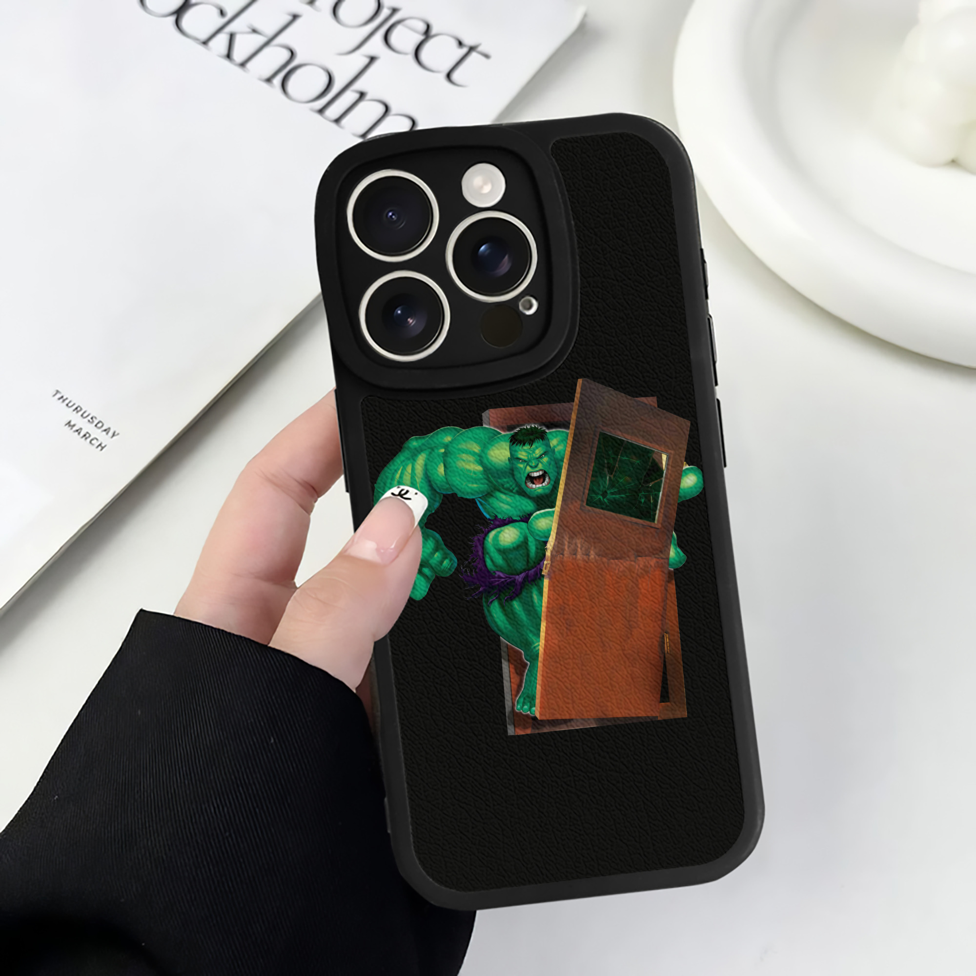 （画像用） アベンジャーズ The Avengers 【iPhone 16シリーズ対応】シリコンスマホケース（レザー調） 材質：シリコン